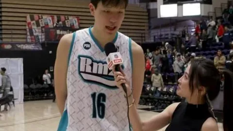 刘少昂斩获短道速滑世界杯男子500米冠军——人民日报客户端讯