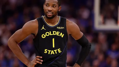 裏弗斯末節兩度判罰失誤，自食其果滑倒球場